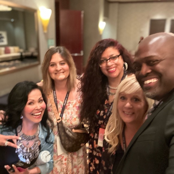 Follow on Instagram! @Shays68_closet - Picture 6 of 16